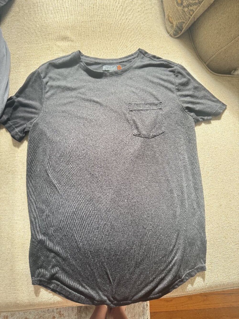 Guess Men's Curved Hem Pocket T-Shirt Medium Charcoal Gray